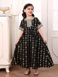 shein-czarna-sukienka-trapezowa-maxi-ze-zlotym-wzorem-4y-33516