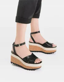 stradivarius-sandaly-na-platformie-wzor-2890041