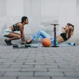 pompka-podlogowa-z-manometrem-relaxdays-czarny-kolor-dominujacy-czarny