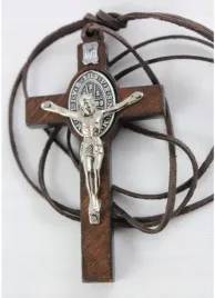 krzyzyk-drewniany-brazowy-sw-benedykta-na-rzemyku-ihs-na-szyje-8x45-cm