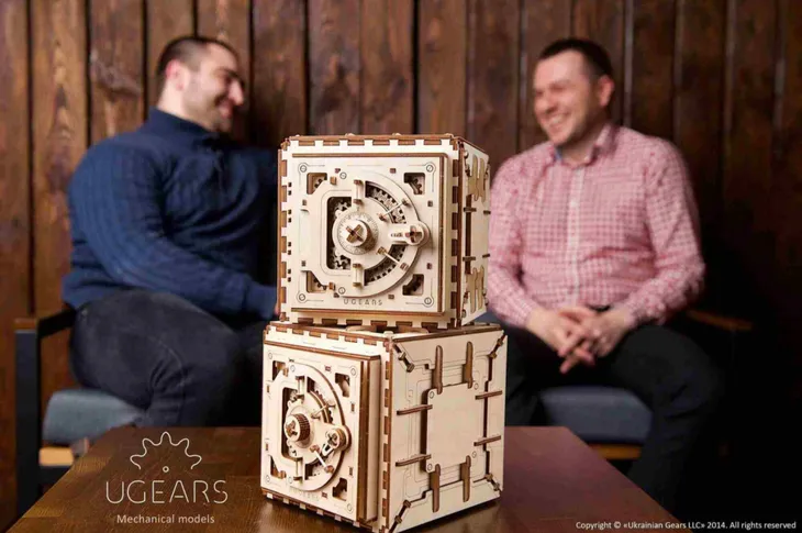 puzzle-3d-skarbonka-sejf-ugears-plec-unisex
