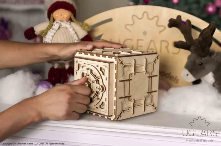 puzzle-3d-skarbonka-sejf-ugears-wiek-dziecka-7-lat