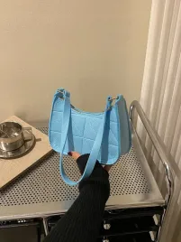 shein-mala-niebieska-pikowana-torebka-filcowa-64017