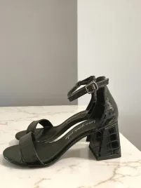 new-look-czarne-sandaly-na-obcasie-wzor-waz-37-43552