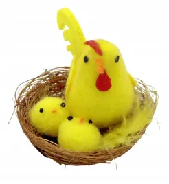 kura-i-kurczaki-wielkanocne-w-gniazdku-dekoracja