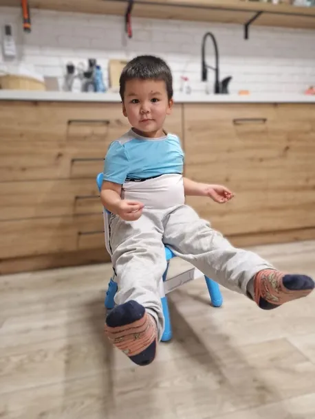 krzeselko-liyou-niebieski-szerokosc-siedziska-30-cm