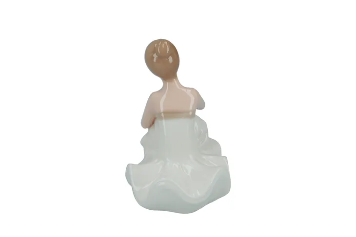 figurka-mala-baletnica-material-wykonania-porcelana
