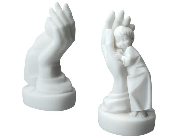 chlopczyk-na-dloni-alabaster-grecki-kolor-bezowy