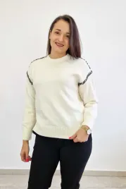 sweter-damski-z-dlugim-rekawem-ozdobnymi-przeszyciami-kremowy-uni