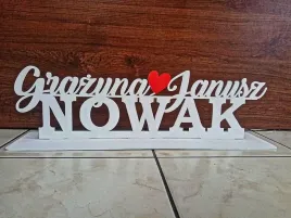 drewniany-napis-na-stol-panstwa-mlodych
