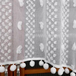 firana-z-pomponami-300x150-firanka-sable-do-salonu-biala-w-luk