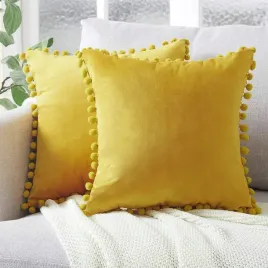 stylowa-poszewka-welur-pomponiki-musztardowa-40x40-boho-ozdoba-wnetrza