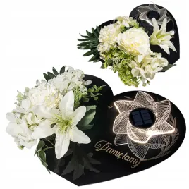 wiazanka-na-grob-ze-zniczem-solarnym-kompozycja-kwiatowa-podstawka-serce