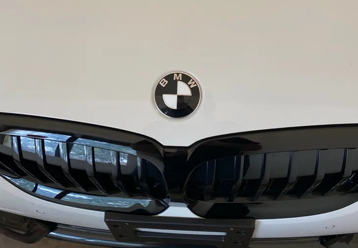 logo-znaczek-emblemat-bmw-82mm-e87-e81-e46-e60-e61-e90-e91-e36-e84-x3-e83-marka-bmw-stan-nowy