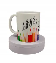 kubek-na-dzien-nauczyciela-zakonczenie-roku-kolorowe-kredki-imiona