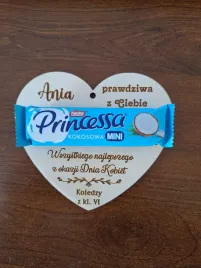 prezent-dzien-kobiet-dla-dziewczynek-szkola-serce-na-batonika-imie-grawer