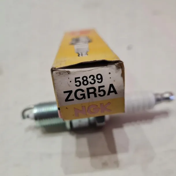 bmw-3-e30-5-e28-e34-6-e24-7-e32-swieca-zaplonowa-ngk-zgr5a-srednica-gwintu-14-mm