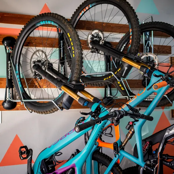 wieszak-scienny-na-rower-steadyrack-classic-mtb-rack-plec-produkt-uniseks