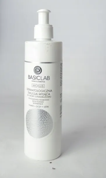 basiclab-dermatologiczna-emulsja-myjaca-do-skory-ultrawrazliwej-300-ml-opakowanie-butelka-z-pompka