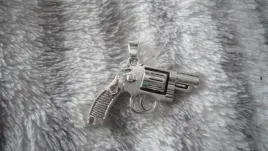 zawieszka-medalik-medalion-rewolwer-pistolet