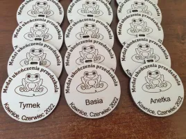 pasowanie-na-ucznia-przedszkolaka-drewniany-medal-z-imieniem