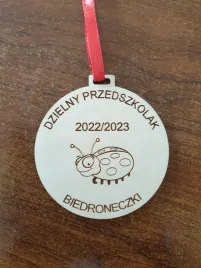pasowanie-na-ucznia-przedszkolaka-drewniany-medal