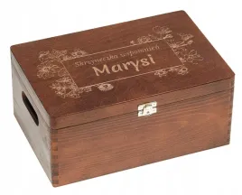 skrzynka-drewniana-z-imieniem-na-prezent-kuferek-na-pamiatki-zdjecia