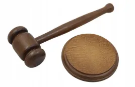 zestaw-sedziowski-aukcyjny-komplet-mlotek-podstawka-jasnobrazowy