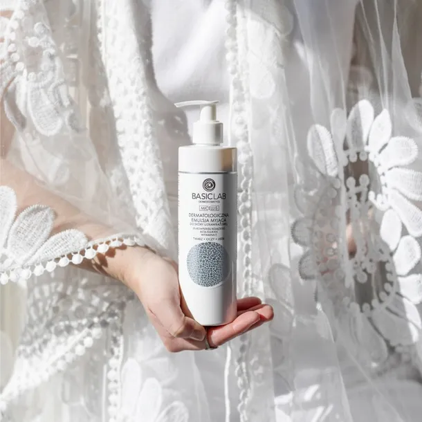 basiclab-dermatologiczna-emulsja-myjaca-do-skory-ultrawrazliwej-300-ml-marka-basiclab-dermocosmetics