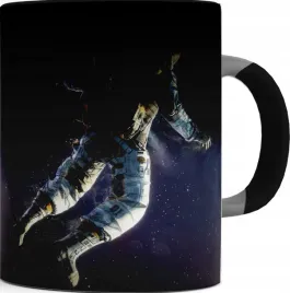 ladny-kubek-magiczny-czarny-astronauta