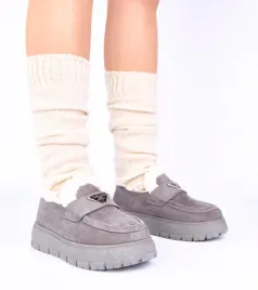 szare-mokasyny-na-platformie-ocieplane-futerkiem-kirby