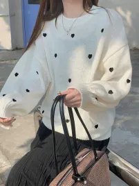 sweterek-damski-oversize-z-motywem-serca-stylowy-casual-bezowy-dazy-s-36