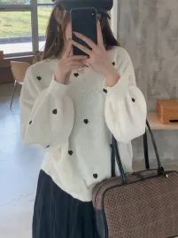sweterek-damski-oversize-z-motywem-serca-stylowy-casual-bezowy-dazy-s-36
