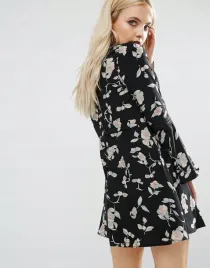 glamorous-sukienka-w-kwiaty-ze-zdobionym-dekoltem
