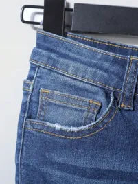 jeansy-chlopiece-rurki-z-podwijanymi-nogawkami-i-przetarciami-shein-122-128