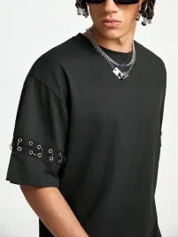 t-shirt-meski-z-metalowymi-oczkami-obnizone-ramiona-czarny-shein-s