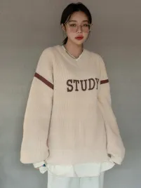 sweterek-dzianinowy-pullover-z-napisem-bezowy-s