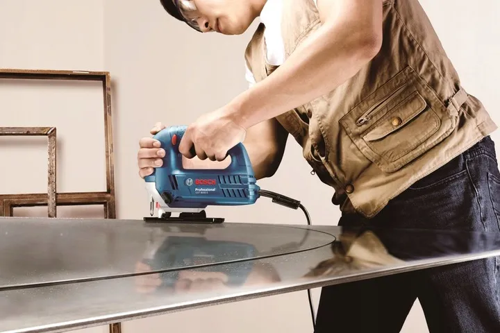 wyrzynarka-710w-gst-8000e-bosch-mocowanie-brzeszczotu-chwyt-typu-t