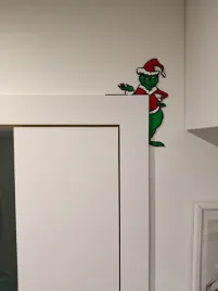 figurka-swiateczna-grinch-na-futryne-drzwi-smieszna-dekoracja-swiateczna