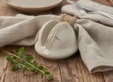 serwetnik-ceramiczny-karczma-stan-nowy-kolor-kremowy