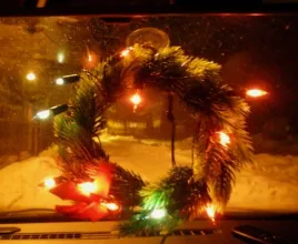 stroik-wianek-choinka-samochodowa-swiecaca-swiatelka-lampki-led-bus-12v-24v