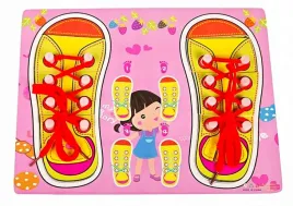 drewniane-buty-nauka-wiazania-sznurowek