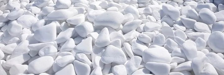 kamien-bialy-thassos-otoczak-grecki-do-ogrodu-dekoracyjny-2-4cm-20kg-stan-nowy