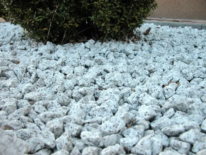 grys-granitowy-dalmatynczyk-16-22mm-kamienie-ogrodowe-ozdobne-20kg-stan-nowy