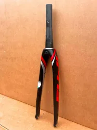 lekki-widelec-carbonowy-fuji-fc330-sst-1-1-carbon-qr-hamulec-szczekowy