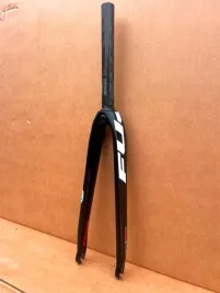 lekki-widelec-carbonowy-fuji-fc440-sst-1-0-carbon-qr-hamulec-szczekowy