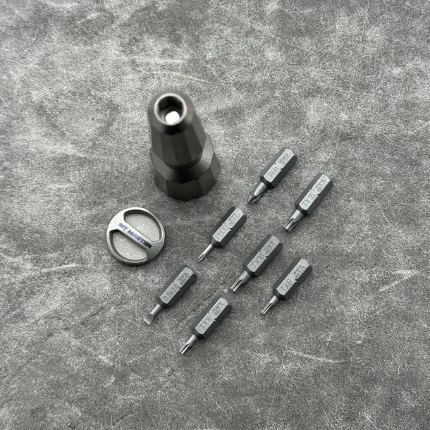 tytanowy-wkretak-edc-trc-design-bit-master-titanium-stonewashed-or-7-bitow-narzedzia-srubokret-krzyzakowy-srubokret-plaski