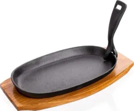 zeliwna-patelnia-talerz-na-desce-serwowanie-mieso-warzywa-kolacja-obiad-box