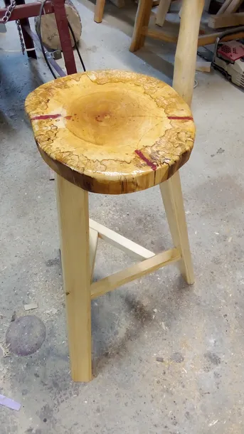 taboret-lessbarmengreater-material-drewno