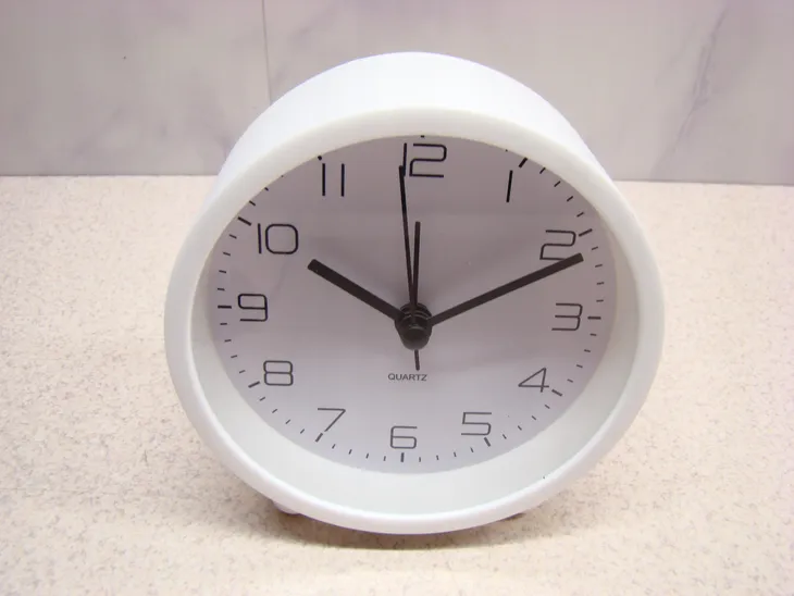 zegar-budzik-action-bialy-95cm-material-dominujacy-tworzywo-sztuczne